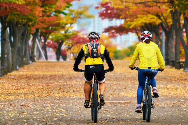 Fahrradfahren im Herbst: 5 Tipps für die nasskalte Jahreszeit