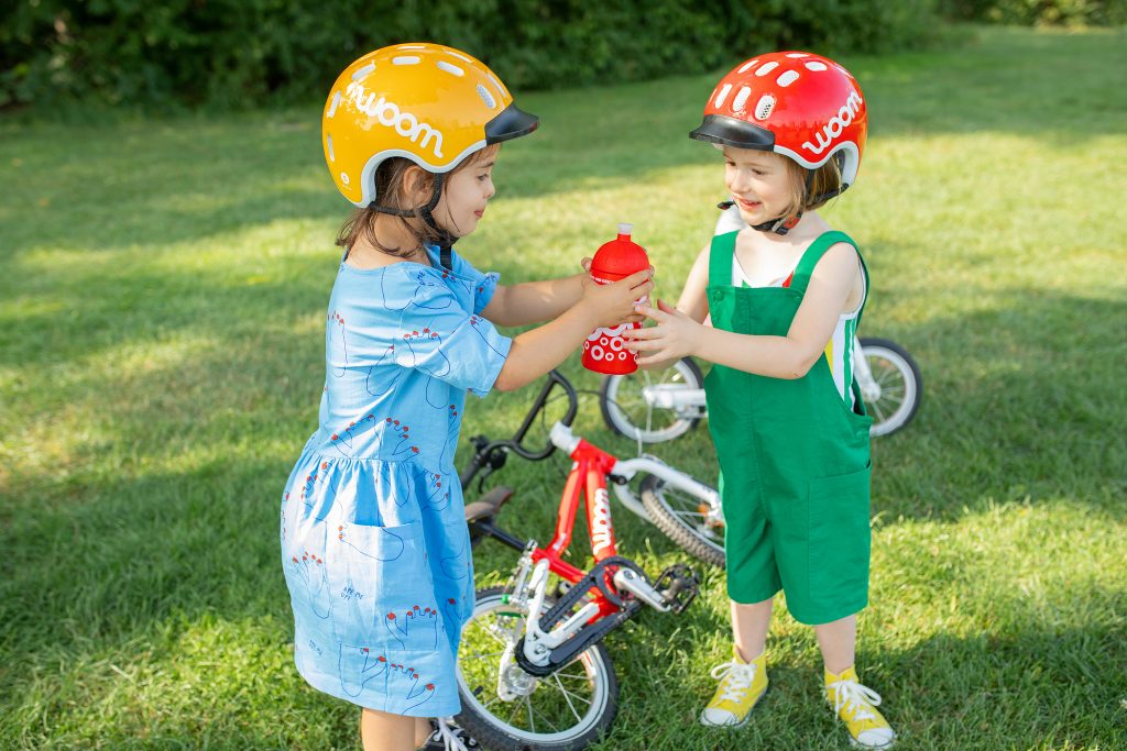 Kinder mit perfekt sitzenden Fahrradhelmen